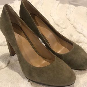 Banana Republic army green suede block heels